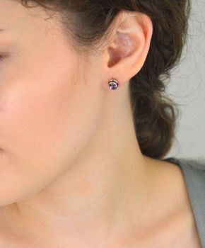 Kolczyki damskie srebrne próby 925, owalne z fioletową cyrkonią. Wymiary 6 x 8 mm, waga 2,03 g, zapięcie na sztyft. Eleganckie i uniwersalne – idealne na prezent! (5).JPG